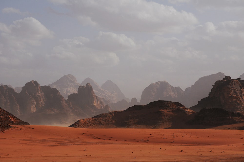 Formaciones rocosas y arena roja del desierto al atardecer