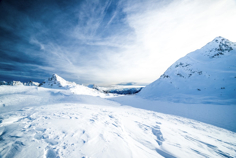 Ladera de montaña cubierta de nieve bajo un cielo azul