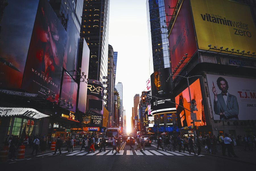 Rascacielos de Nueva York iluminados al anochecer