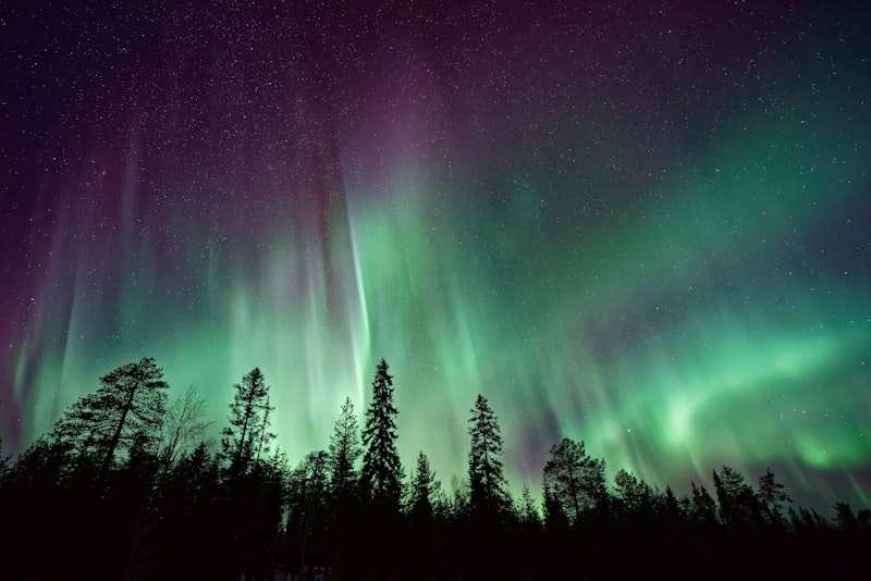 Aurora boreal sobre un paisaje glaciar de Islandia