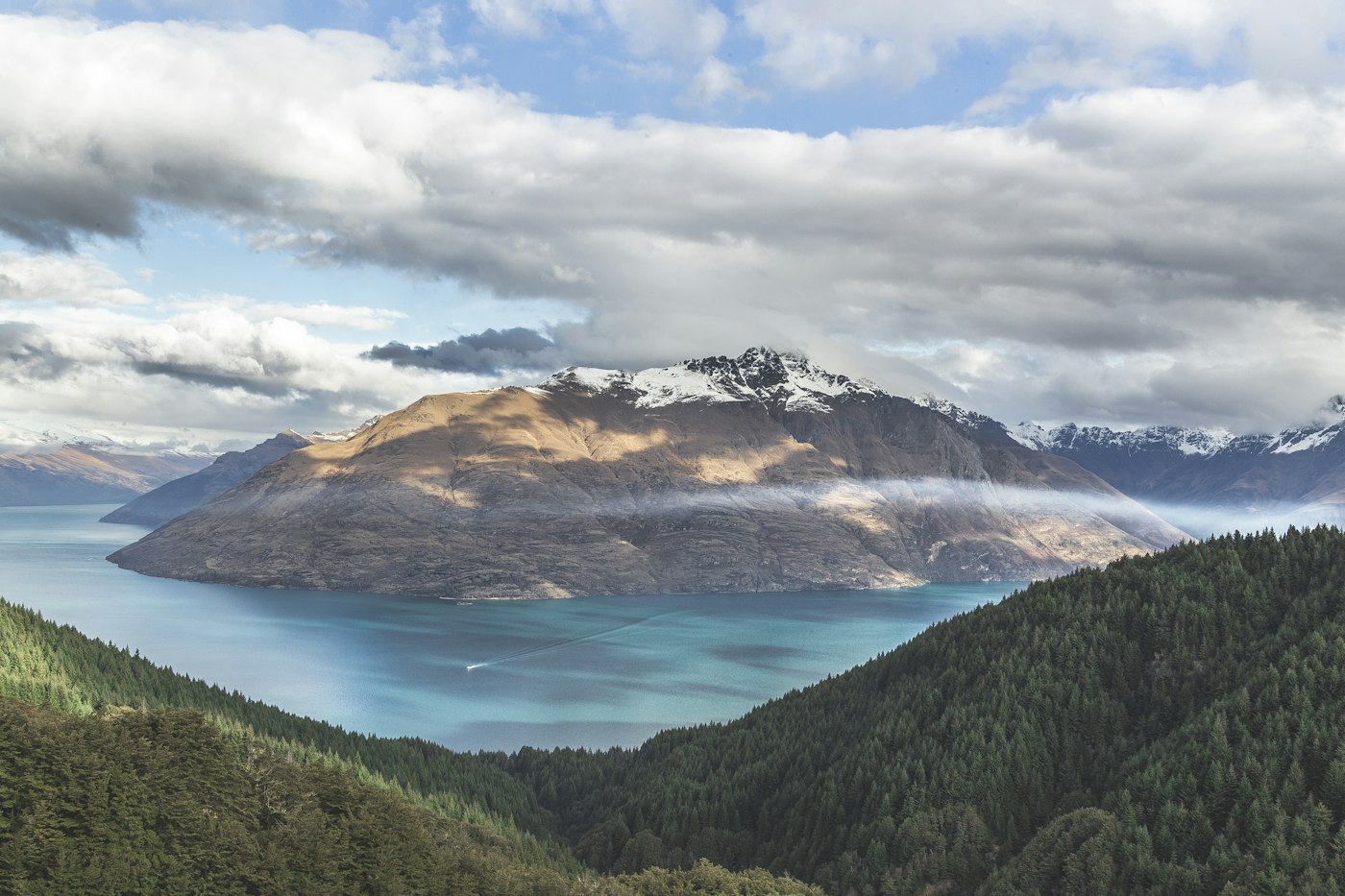 Lago y montañas nevadas en Nueva Zelanda