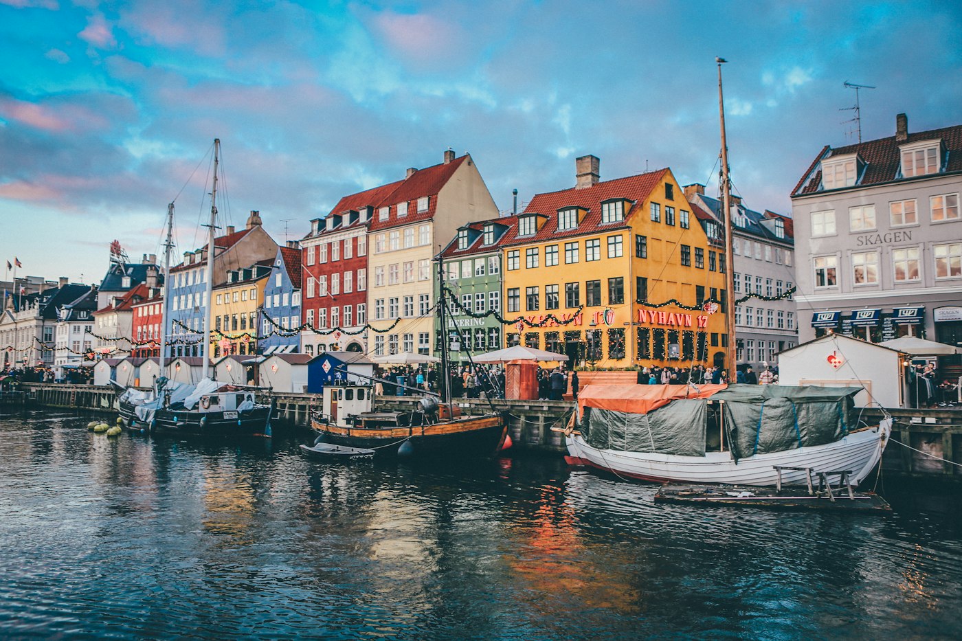 Fachadas de colores en el puerto de Nyhavn, Copenhague